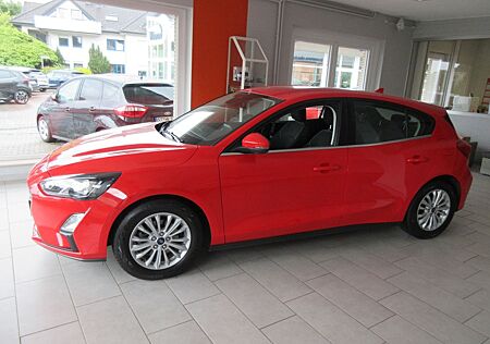 Ford Focus Lim. Titanium AHK Toter Winkel