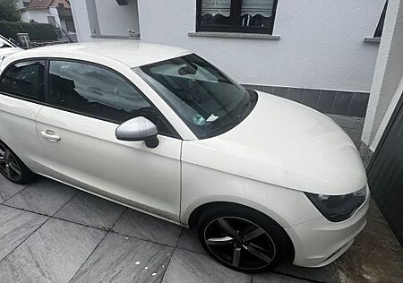 Audi A1 1.4 TFSI Navi/Xenon / Leder/ 2. Besitzer