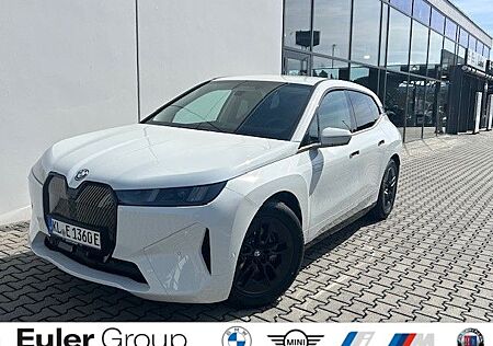 BMW iX xDrive 45 AHK-klappbar AHK Navi Digitales Coc