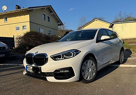 BMW 118i Sport Line+17Zoll+AHK+LED+AmbienteBeleuch+