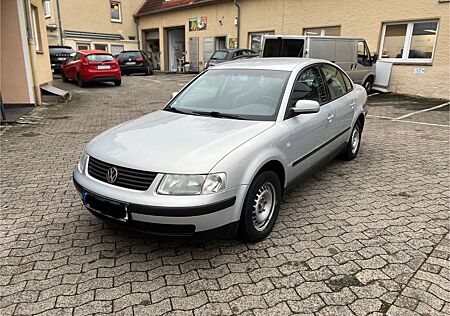 VW Passat Volkswagen 1.6 Basis Basis