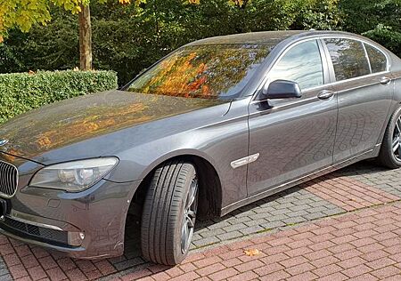 BMW 750i xDrive im guten Zustand Neue TÜF Chekheft