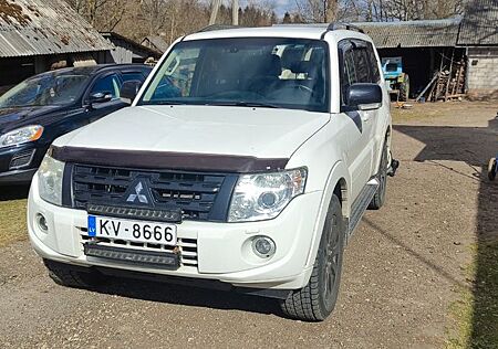 Mitsubishi Pajero 3,2 DI-D 4WD Intense Automatik Intense