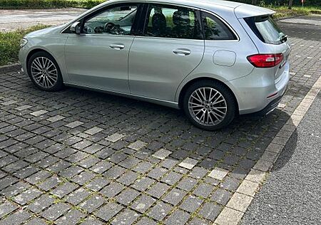 Mercedes-Benz B 180 -