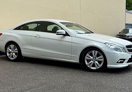 Mercedes-Benz E 200 E Klasse 200 Coupe AMG LINE XENON PDC 2J. GARANT