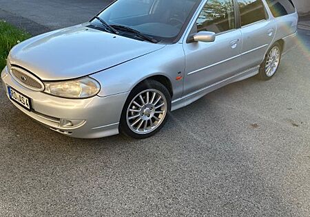 Ford Mondeo ST200