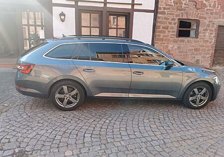 Skoda Superb 2.0 TDI SCR DSG Ambition in (blau) grau