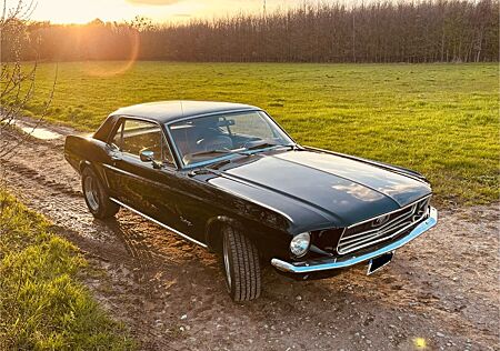 Ford Mustang von 1968 schwarz / schwarz