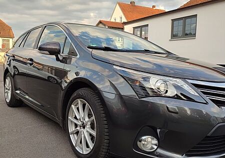 Toyota Avensis Combi 2,2-l-D-4D Automatik Executive...