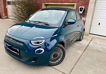 Fiat 500E "la Prima" Limousine 42 kWh Ozeangrün