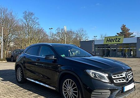 Mercedes-Benz GLA 200 AMG Line Pano, Kamera