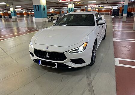 Maserati Ghibli 3.0 V6 350HP GranSport GranSport gepflegt