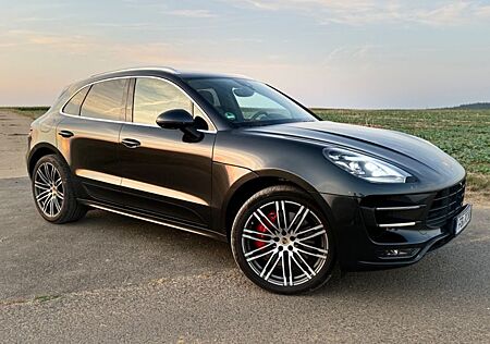 Porsche Macan Turbo mit Performance Paket Approved