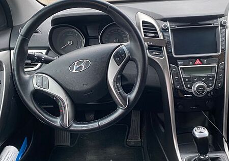 Hyundai i30 CW 1.6 CRDi (Kamera, Sitzheiz, Kupplung Neu)