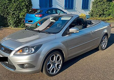 Ford Focus Coupé Cabriolet mit Dachfernbedienung