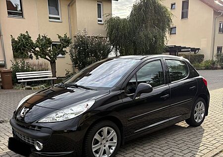 Peugeot 207 sehr gepflegt