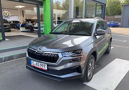 Skoda Karoq TOUR mit Panoramadach und AHK-schwenkbar