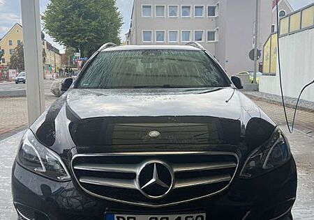 Mercedes-Benz E 220 BlueTEC BE T Edition AVANTG. Auto. Edi...