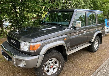 Toyota Land Cruiser GRJ76 VX 272 PS
