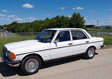 Mercedes-Benz 200 W123