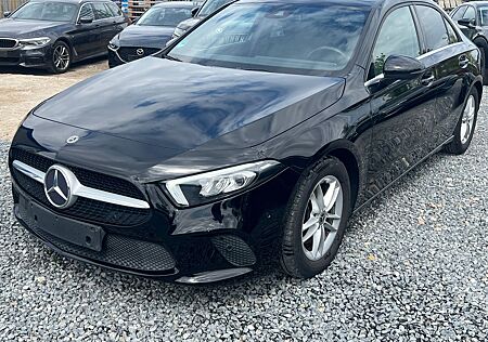 Mercedes-Benz A 200 A-Klasse Lim. /ShZG/163PS/T.Ledr/Cam/LED/Xn