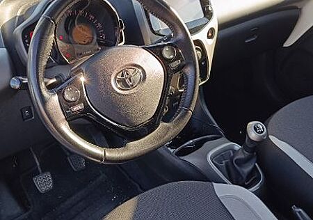 Toyota Aygo (X) Aygo (X) 1,0-l-VVT-i x-play x-play