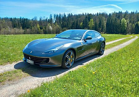 Ferrari GTC4Lusso 6.3 V12 "13400km" Pano/ Display/Lift