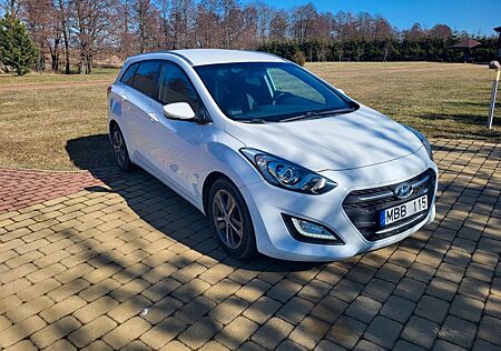 Hyundai i30 blue 1.6 CRDi 81kW YES! Silver YES! Silver