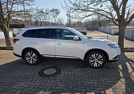Mitsubishi Outlander 2.4 | AT | 4WD | 360° | Garantie |