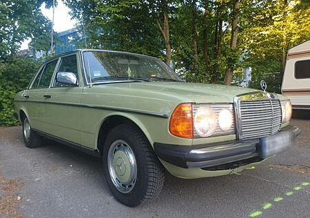 Mercedes-Benz 200 W123 D