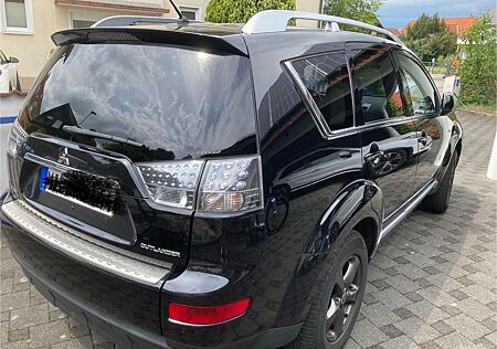 Mitsubishi Outlander 2.4 MIVEC Instyle Auto Instyle schwarz