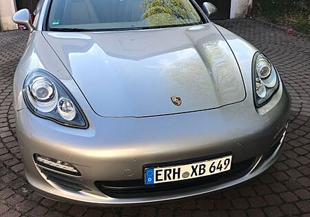 Porsche Panamera 4 -