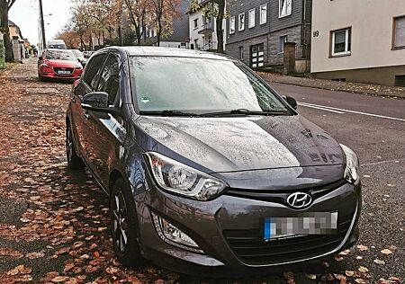Hyundai i20 1.2 Classic Grau Metallic getönte Scheiben