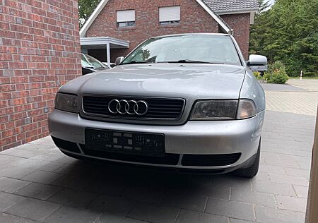 Audi A4 1.6 -