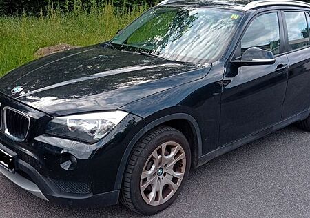 BMW X1 sDrive18i AHK Parkhilfe Benzin von Privat