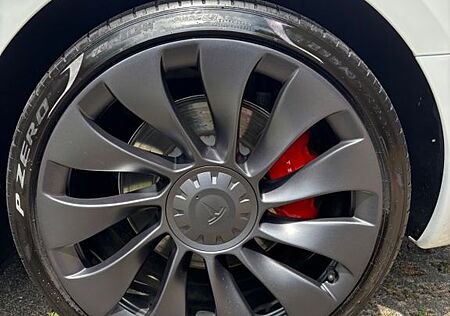 Tesla Model 3 Allradantrieb mit Dualmotor Performa...