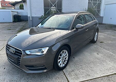 Audi A3 Sportback attraction*Panorama*Keyfree*AHK*