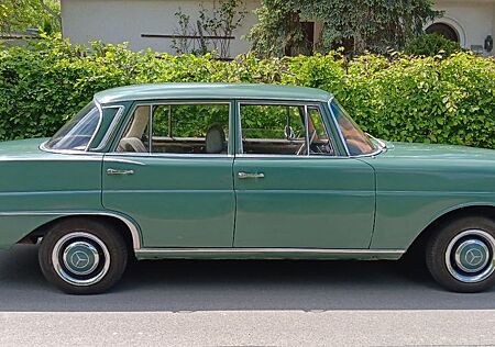 Mercedes-Benz 220 220s grüne Flosse