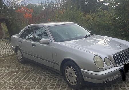 Mercedes-Benz 200 E200