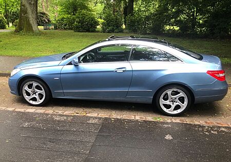 Mercedes-Benz E 350 Coupé BlueEFFi Avang Kamera Pano Dist.