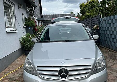 Mercedes-Benz B 180 -
