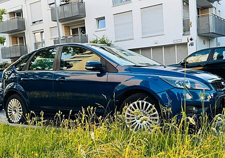 Ford Focus 1,6 m hochw. Ausstattung, gepfl. Garagenf.