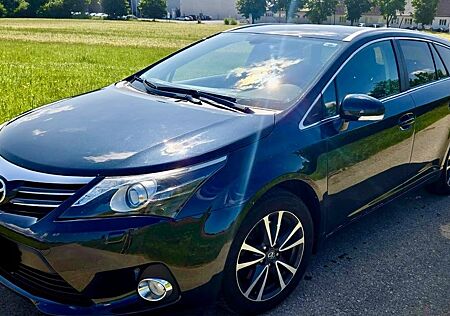 Toyota Avensis Combi 2.2 D-4D 6-Gang Edition
