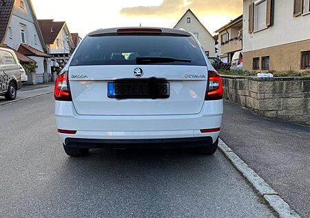 Skoda Octavia 1.6 TDI SCR DSG Premium Edition Comb...