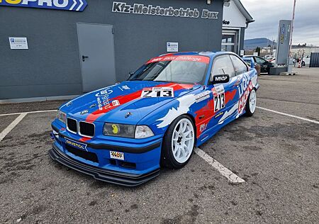 BMW 325i Coupe Rennwagen Rennfahrzeug