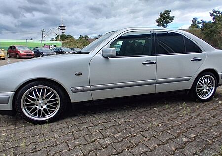Mercedes-Benz E 230 ELEGANCE Klima/AHK/ALU/AMG