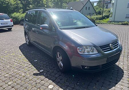VW Touran Volkswagen 1.6 FSI Basis Basis