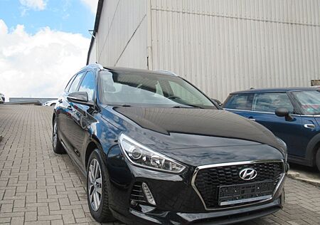 Hyundai i30 cw Trend- NAVI-KAMERA-SHZ-DAB-ALU-2.HAND