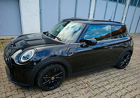 Mini Cooper SE Schwarz/Schwarz Vollausstattung