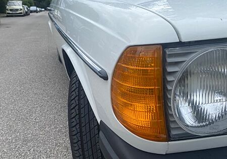 Mercedes-Benz E 230 Oldtimer w123